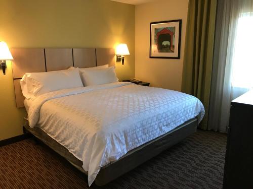 Candlewood Suites Fort Wayne - NW, an IHG Hotel tesisinde bir odada yatak veya yataklar
