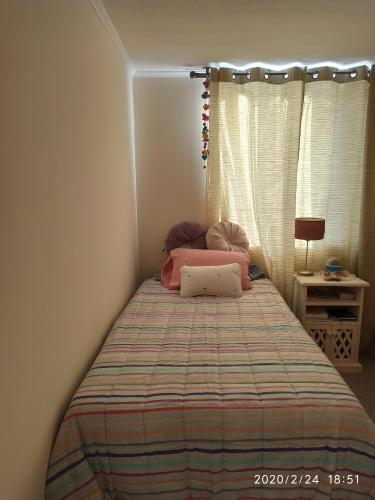 - une chambre avec un lit et un ordinateur portable dans l'établissement Condominio don Alfonso, à Talca