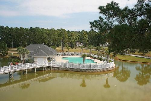 une piscine au milieu d'une masse d'eau dans l'établissement 2609M condo, à Calabash