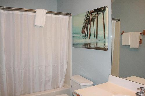 uma casa de banho com uma cortina de chuveiro e um lavatório em 104 villa em Calabash