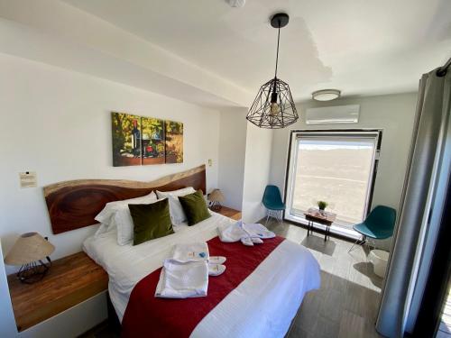 um quarto com uma cama com duas toalhas em Xaroma em Valle de Guadalupe