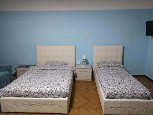 two beds sitting next to each other in a room at New Life in Mestre