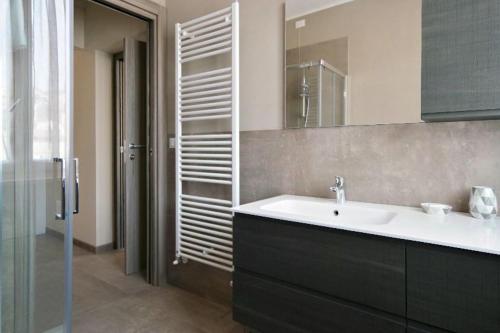 uma casa de banho com um lavatório e um espelho em Casa Myriam em Verona
