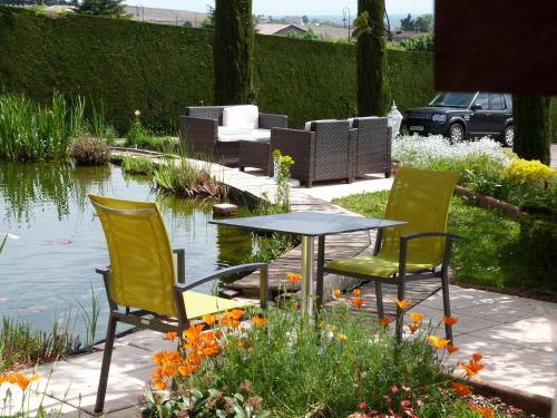 Jardín al aire libre en Logis Hotel Des Grands Vins