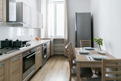 une cuisine avec une table en bois et une salle à manger dans l'établissement Apartament Poznańska, à Varsovie