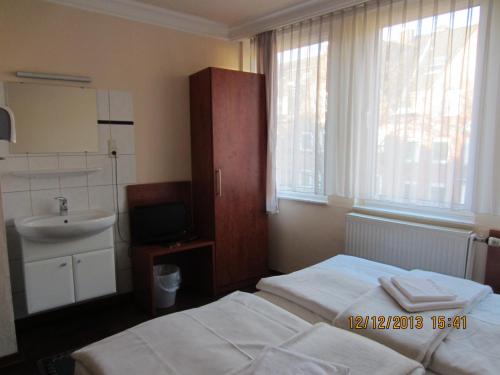 Katil atau katil-katil dalam bilik di Altstadt Hotel Rheinblick