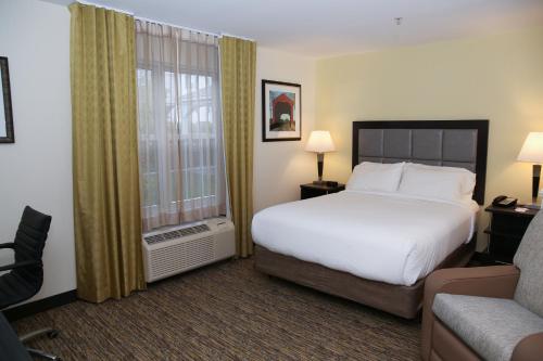 Llit o llits en una habitació de Candlewood Suites - Portland - Scarborough, an IHG Hotel