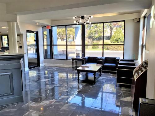 Ruang duduk di Days Inn by Wyndham Rock Hill