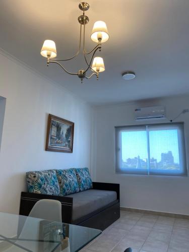 sala de estar con sofá y mesa de cristal en Dpto Alquiler Temporario en Corrientes