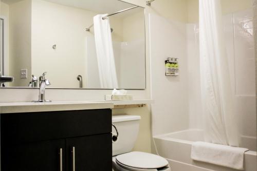 Ванная комната в Candlewood Suites Richmond North-Glen Allen by IHG