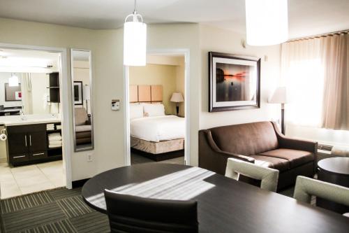 uma sala de estar com um sofá e uma cama num quarto em Candlewood Suites Richmond North-Glen Allen, an IHG Hotel em Richmond