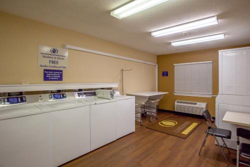 una habitación con un laboratorio con mesa y sillas en Candlewood Suites Raleigh Crabtree, an IHG Hotel, en Raleigh