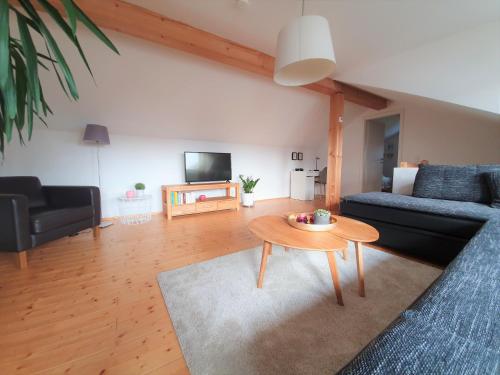 ein Wohnzimmer mit einem Sofa und einem Tisch in der Unterkunft Ferienhaus Heckler in Bad Camberg