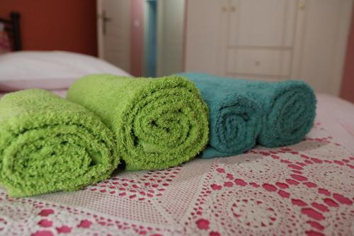 un par de toallas sentadas encima de una cama en Nafpaktos Apartments, en Nafpaktos