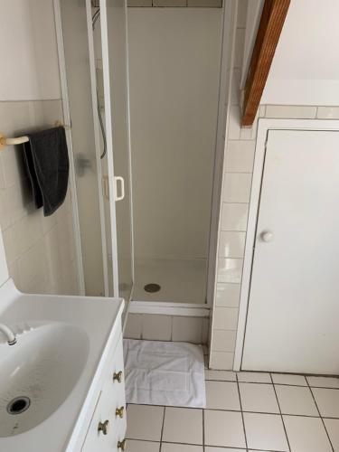 
a bathroom with a sink, toilet and bathtub at City Garden Lodge in Auckland
