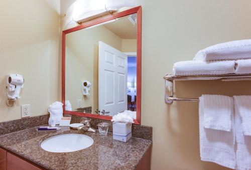 Bilik mandi di Candlewood Suites Richmond Airport by IHG