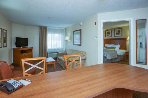 Televisyen dan/atau pusat hiburan di Candlewood Suites Richmond Airport by IHG