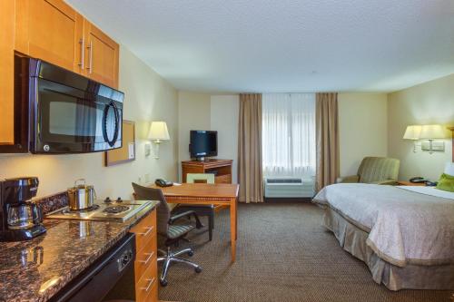 Televisyen dan/atau pusat hiburan di Candlewood Suites Richmond Airport by IHG
