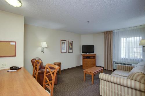 Televisyen dan/atau pusat hiburan di Candlewood Suites Richmond Airport by IHG