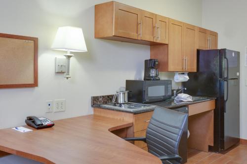 Dapur atau dapur kecil di Candlewood Suites Richmond Airport by IHG