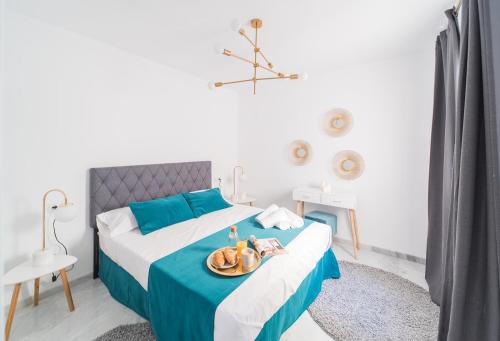 een slaapkamer met een bed met een dienblad met eten erop bij Expoholidays - Vistas Puerto Aguadulce in Aguadulce