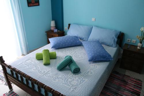 Una cama con dos ositos de peluche y almohadas. en Nafpaktos Apartments, en Nafpaktos