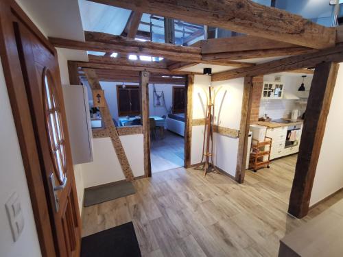 Cette grande chambre est dotée de parquet et d'une cuisine. dans l'établissement Une Maison à Colombages - Cosy, Lumineuse et Sauna, à Kesseldorf