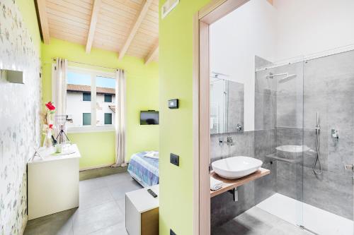 デセンツァーノ・デル・ガルダにあるMarylindaの洗面台とシャワー付きのバスルーム