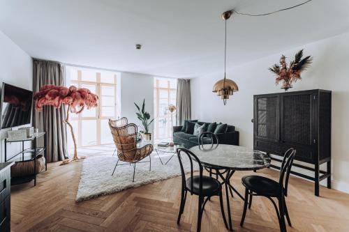 a living room with a table and chairs at Ocho Suites & Kitchen in Palma de Mallorca