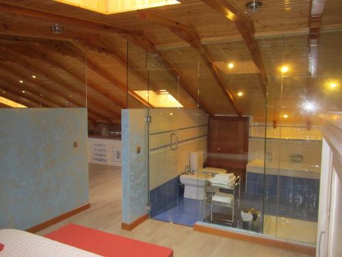 Habitación grande con lavabo en una habitación con techos de madera. en Apartamentos Almagro, en Almagro