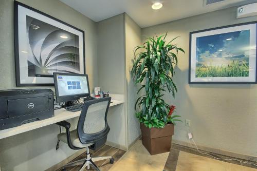an office with a desk with a computer and a plant at Candlewood Suites Columbus - Grove City by IHG in Grove City