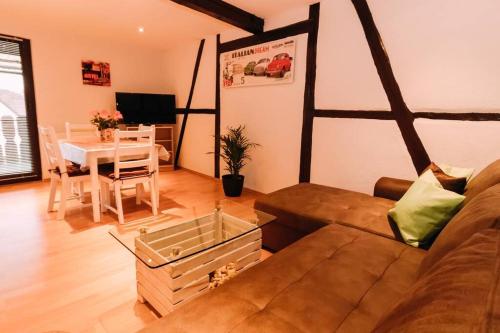 a living room with a couch and a table at Ferienwohnung Casa del Vino in Erbach im Odenwald
