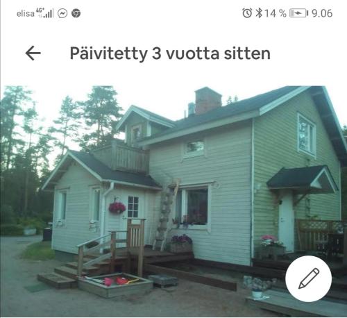 een foto van een klein huis met een veranda bij Kouvola Guest house in Kouvola