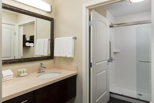Un baño de Staybridge Suites - Columbus Polaris by IHG