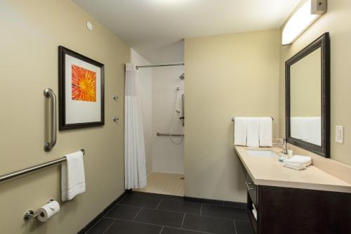 Un baño de Staybridge Suites - Columbus Polaris by IHG