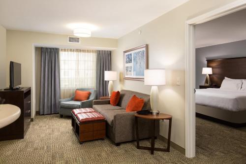 Un pat sau paturi într-o cameră la Staybridge Suites - Columbus Polaris, an IHG Hotel