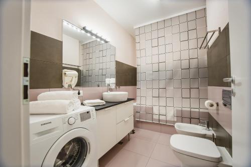 een badkamer met een wasmachine en een wastafel bij Enjoy Time in Central Oradea in Oradea