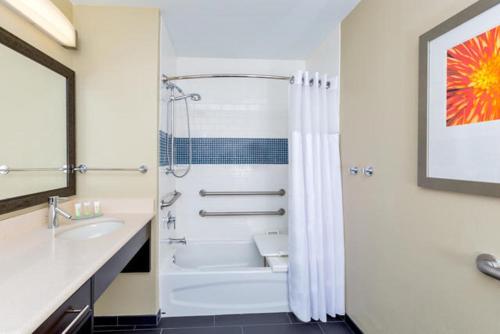 Ванна кімната в Staybridge Suites College Station, an IHG Hotel