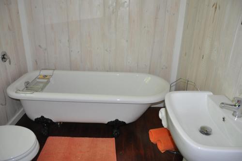Intaba Thulile في Maanhaarrand: حمام مع مرحاض وحوض استحمام ومغسلة
