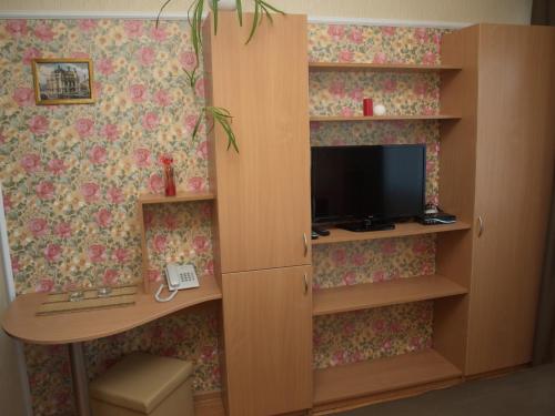 TV a/nebo společenská místnost v ubytování Leon Hotel