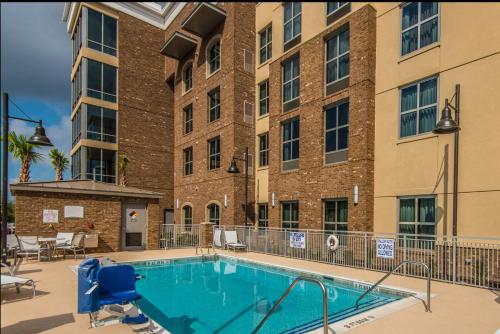 Swimming pool sa o malapit sa Staybridge Suites Charleston - Mount Pleasant, an IHG Hotel