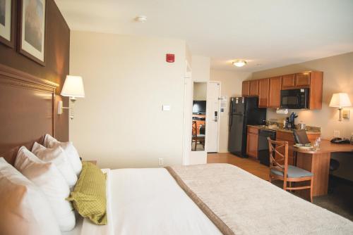 Candlewood Suites Loveland, an IHG Hotel tesisinde bir odada yatak veya yataklar