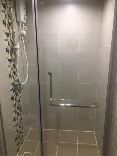 una ducha en un baño con puerta de cristal en Supalai Rama9 Monthly, en Bangkok
