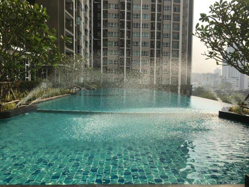 een zwembad met een fontein in het midden van een gebouw bij Supalai Rama9 Monthly in Bangkok