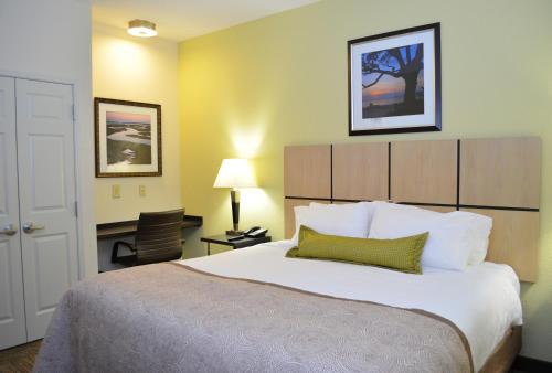 Un pat sau paturi într-o cameră la Candlewood Suites Greenville, an IHG Hotel