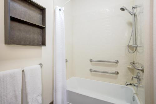 Kylpyhuone majoituspaikassa Candlewood Suites Cut Off - Galliano, an IHG Hotel