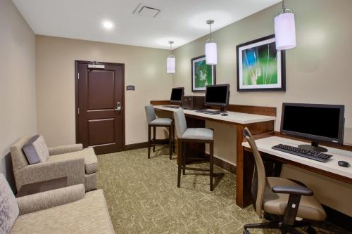 Телевизор и/или развлекательный центр в Staybridge Suites - Benton Harbor-St. Joseph by IHG