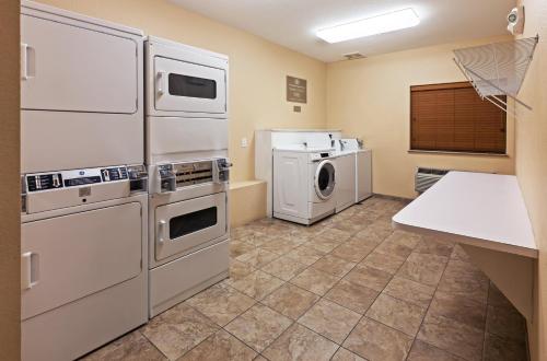 Η κουζίνα ή μικρή κουζίνα στο Candlewood Suites Pearland by IHG
