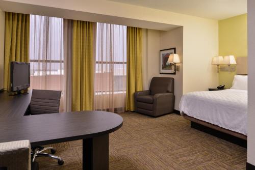 Candlewood Suites Terre Haute, an IHG Hotel tesisinde bir televizyon ve/veya eğlence merkezi