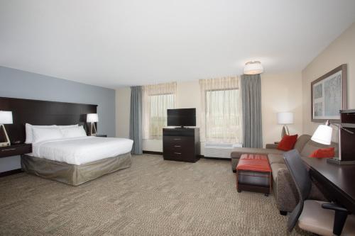 เตียงในห้องที่ Staybridge Suites Denver South - Highlands Ranch, an IHG Hotel